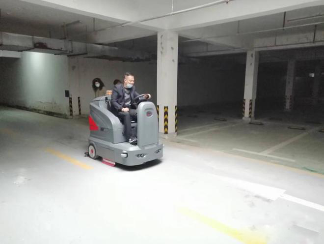 玉树小区物业保洁不用人力改用驾驶式洗地机了
